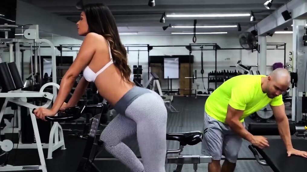 Slutty Fitness Babe Gets a Jock Horny at the Gym